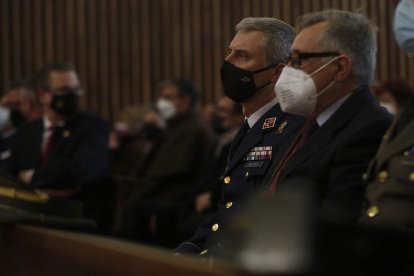 Juan Antonio Ballesta pronunció el pregón. En la foto, junto al alcalde David Fernández. FERNANDO OTERO