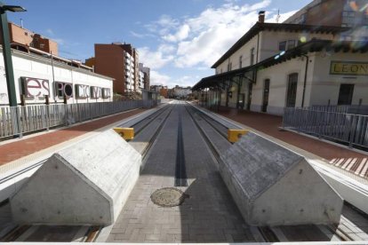 Estación de Feve en la capital leonesa a la que no llegan los trenes.