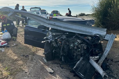 Estado en el que quedó el vehículo siniestrado. BOMBEROS DE LEÓNE