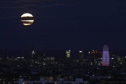 La superluna, tapada por nubes, sobre el cielo de Barcelona, el 14 de noviembre del 2016.