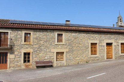 Placas solares en el tejado del Ayuntamiento de Fornillos de Aliste. MARIAM A. MONTESINOS