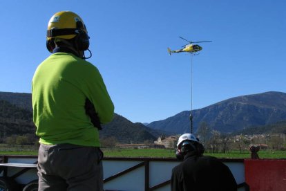 El helicóptero enganchando la sierra desarrollada con Coterram con la que talará los árboles.