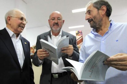 En el centro, José Antonio Balboa con dos descendientes de Francisco Pérez Mercadillo.