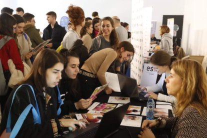 Estudiantes leoneses acuden a solicitar información en el certamen Unitour. RAMIRO