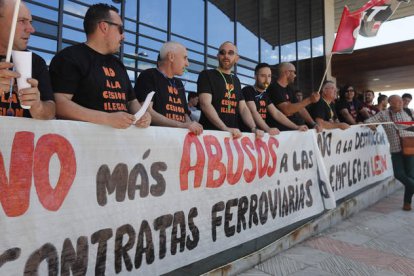 Movilización de los trabajadores de la contrata, a la puerta de la estación de Adif. JESÚS F. SALVADORES