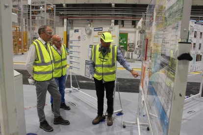 El alcalde de Ponferrada, Olegario Ramón, durante su visita a la factoría de LM Wind Power en el polígono de La Llanada. ICAL