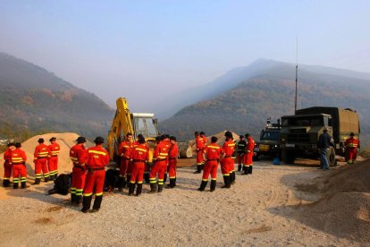 Efectivos de la Unidad Militar de Emergencias, UME, desplazados al incendio que se desató entre las localidades de Campo del Agua, Villar de Acero y Porcarizas, en el término municipal de Villafranca del Bierzo