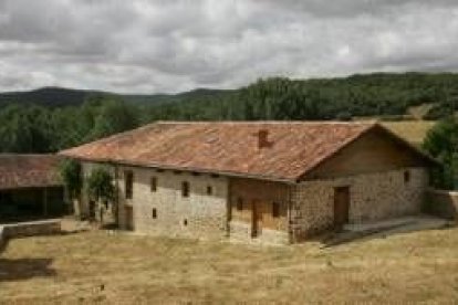 La Casa del Oso Cantábrico, de la Fundación Oso Pardo, es una construcción tradicional restaurada