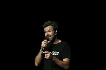 Pau Donés, vocalista de Jarabe de Palo, durante su actuación en el teatro Gayarre de Pamplona en 2017. JESÚS DIGES