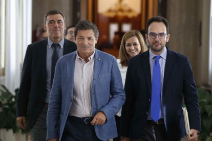 El presidente de la gestora, Javier Fernández, junto al portavoz en el Congreso, Antonio Hernando. P.C.