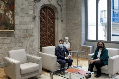 Aragonès ayer, con la alcaldesa de Barcelona, Ada Colau, en el Palau de la Generalitat. QUIQUE GARCÍA