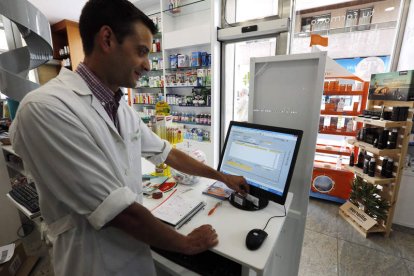 Imagen de un farmacéutico con la receta electrónica. MARCIANO PÉREZ