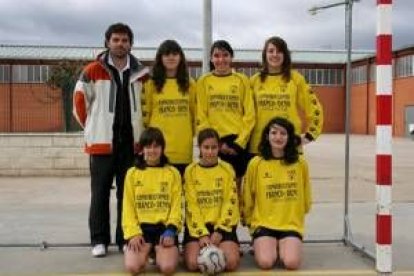 Formación del equipo de categoría cadete femenino del colegio Jesuitas