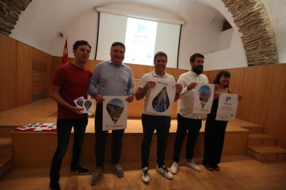 El concejal Iván Alonso junto a los promotores de proyectos. A.F.B.