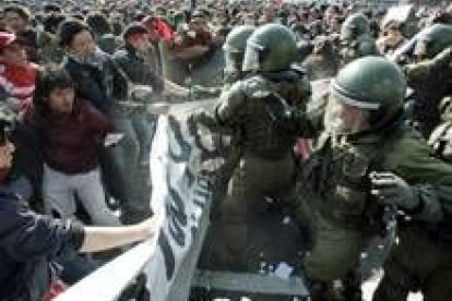 La policía intenta aplacar a los manifestantes más violentos