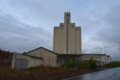 Uno de los silos leoneses que entra en la subasta del Fega. medina