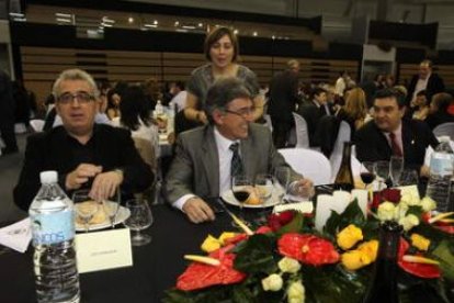 Leo Harlem, junto al alcalde Jesús Esteban Rodríguez y el presidente del Consejo Comarcal.