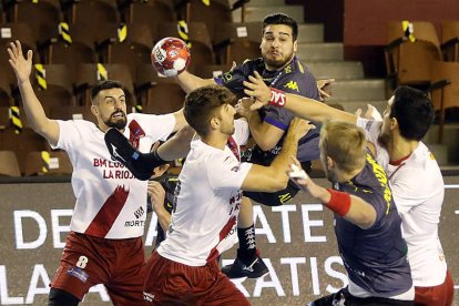 Natán Suárez se eleva para lanzar ante la portería riojana obstaculizado por varios defensores. El Ademar tuvo que hacer frente a un adversario intenso. MARCIANO PÉREZ