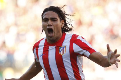 Falcao celebra uno de sus tres goles frente al Racing.