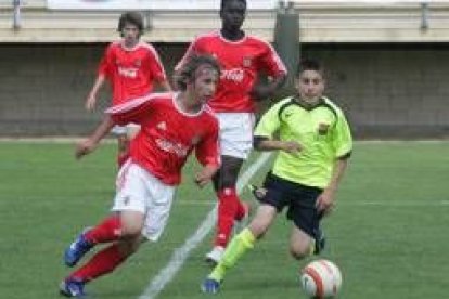 Un jugador lisboeta se marcha de su defensor en el partido de ayer