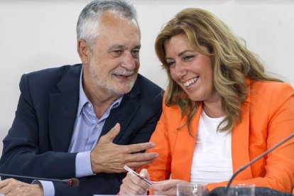 Griñán conversa con Susana Díaz en la reunión de ayer.