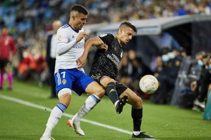 Amo y Yuri protestan la acción del penalti. DANIEL MARZO