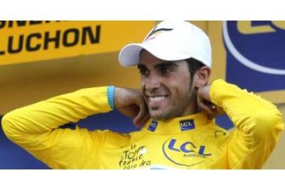 El español del equipo Astana Alberto Contador en el podio con el jersey amarillo de líder.