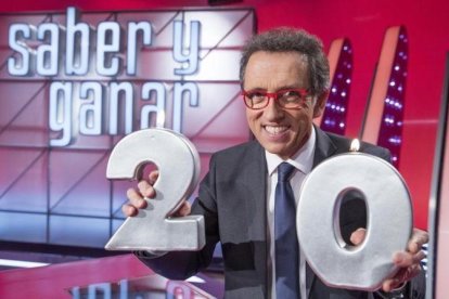 Jordi Hurtado, presentador de 'Saber y ganar', en el plató del concurso de La 2.