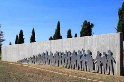 Monumento a los represaliados en el cementerio de León