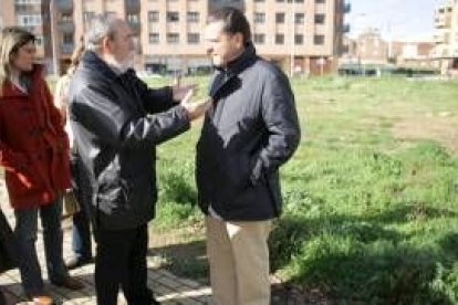 María José Alonso y el alcalde Mario Amilivia, con los vecinos del barrio de San Mamés