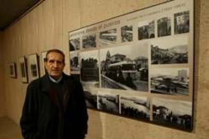 Pepe Cubelos posa junto a su obra en el Museo del Bierzo