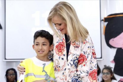 Cifuentes, con el pequeño Yousef, de 9 años.