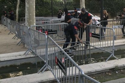 Los Mossos se han encargado de vallar el perímetro del parque de la Ciutadella.