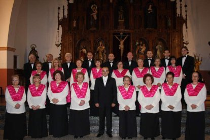 La Coral Voces del Alba en una de sus últimas actuaciones en la iglesia parroquial.