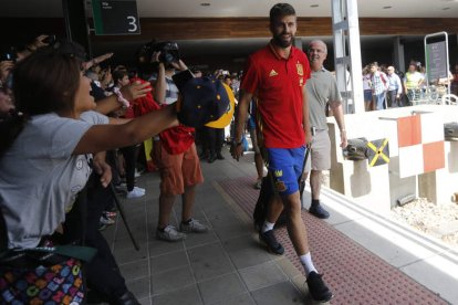 Gerad Piqué fue aclamado por la afición leonesa a su llegada a la estación de Renfe. JESÚS