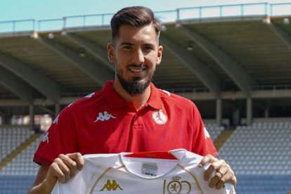 Salvi Carrasco en el césped del estadio Reino de León durante el acto de su presentación. MIGUEL F. B.