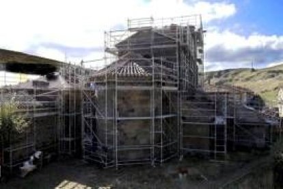 El hermoso templo montañés de Santa María de Arbas, ahora totalmente cubierto de andamios