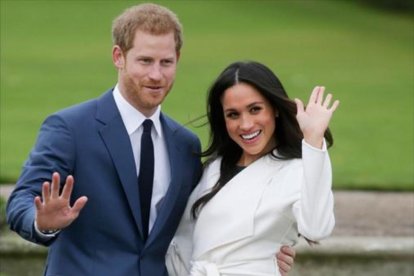 El príncipe Enrique y la actriz norteamericana Meghan Markle, el pasado lunes, ante los fotógrafos en los jardines del palacio de Kensington.