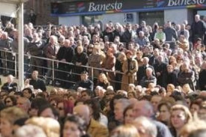 El público abarrotó la plaza, que estaba rodeada de coronas de flores