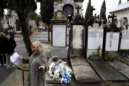 Consuelo Ordóñez durante un responso en memoria de su hermano ante su tumba. JUAN HERRERO