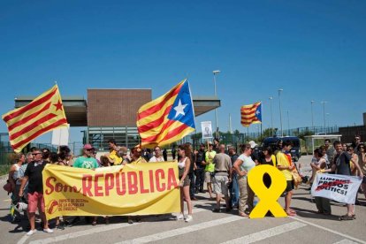 Una decena de personas se manifiestan a las puertas del centro penitenciario del Puig de la Bassa en Lllers. ROBERT TOWNSED