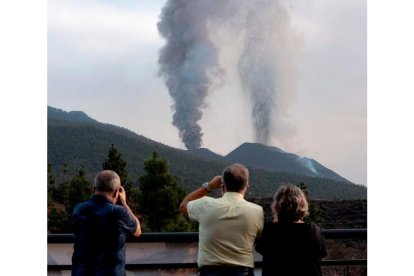 Emisiones del volcán Cumbre Vieja, ayer. MIGUEL CALERO