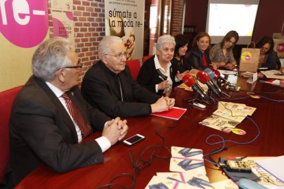 Beatriz Gallego, en el centro, junto al obispo de León, Julián López y la concejala Aurora Baza. RAMIRO