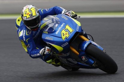 El piloto catalán del equipo Suzuki Ecstar, Aleix Espargaró, durante la primera sesión de entrenamientos libres.