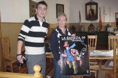 Ana Gemma Quesada, junto a Rubén Prieto, con el cartel elegido para anunciar el próximo carnaval