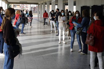 Aspirantes aguardan su turno de entrada a los exámenes. MARCIANO PÉREZ