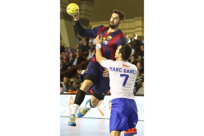 El capitán azulgrana, Víctor Tomás, levanta la Copa Asobal en el centro del Palacio de Deportes de León, jaleado por todos sus compañeros de equipo.