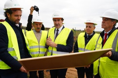 El consejero de Medio Ambiente, Vivienda y Ordenación del Territorio, Juan Carlos Súarez-Quiñones, visita las obras de la Estación Depuradora de Aguas Residuales (EDAR) de Cembranos (León) acompañado por el alcalde de Chozas de Abajo, Santiago Jorge Santos y por el delegado territorial de la Junta, Eduardo Diego, entre otros. CAMPILLO