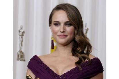 La actriz Natalie Portman tras recibir el Oscar.