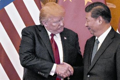 Donald Trump y Xi Jinping se saludan, tras una rueda de prensa conjunta celebrada en Pekín.